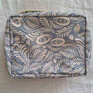 Narwey Blue and Cream Organizing Travel Toiletry Case